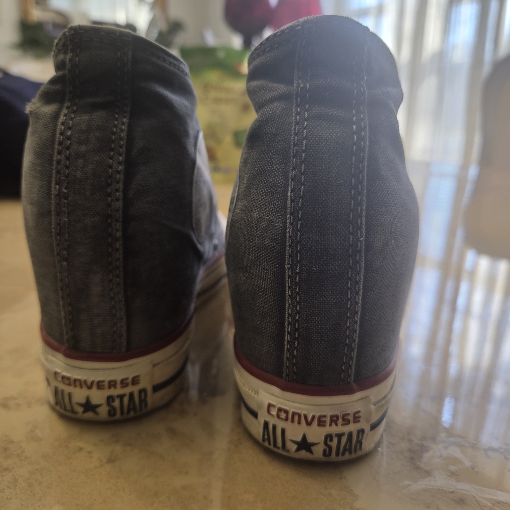 Stylish Black High-Top Sneakers - Picture 4 of 6